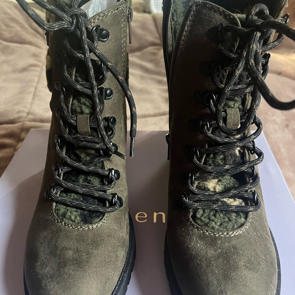 Steve Madden Girl boots. Olive green size 9